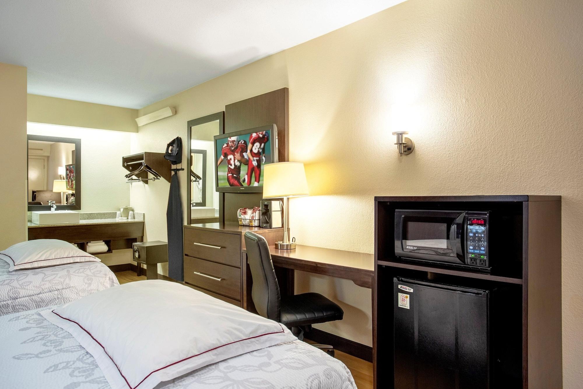 Red Roof Plus+ - Meadowlands 3*