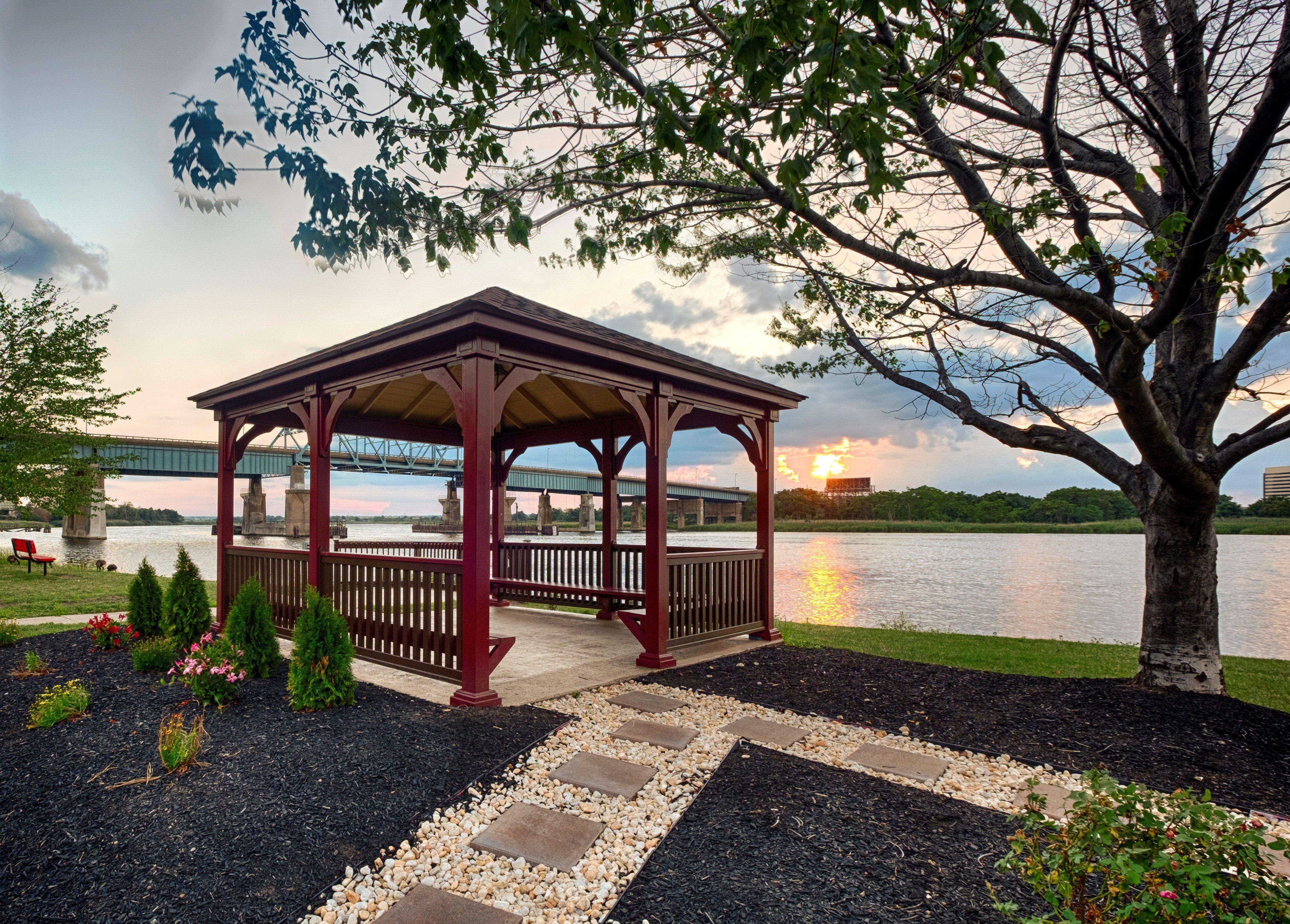 Red Roof Plus+ - Meadowlands Hotel