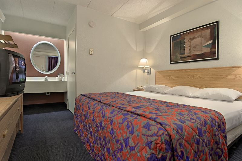 Red Roof Plus+ - Meadowlands Hotel 3*