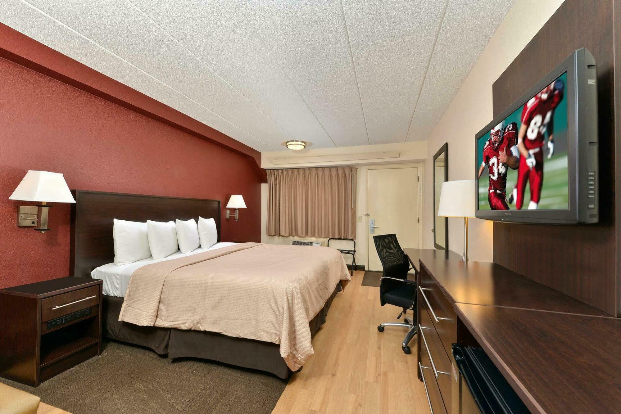 Hotel Red Roof Plus+ - Meadowlands