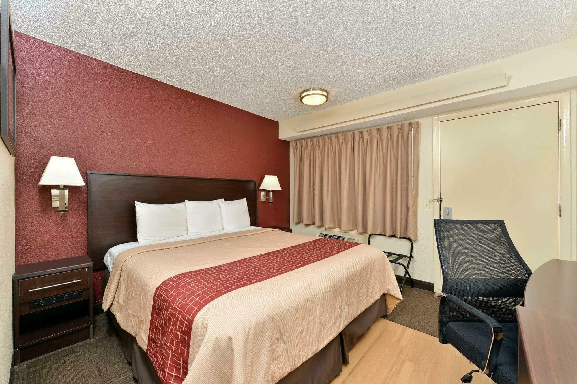 Red Roof Plus+ - Meadowlands Hotel Secaucus