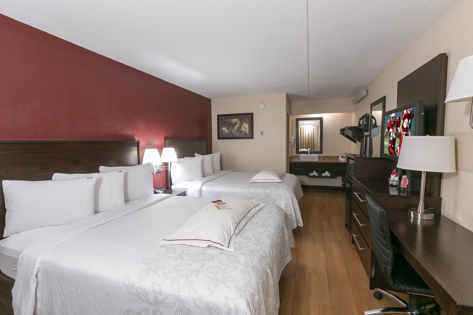 Red Roof Plus+ - Meadowlands Hotel